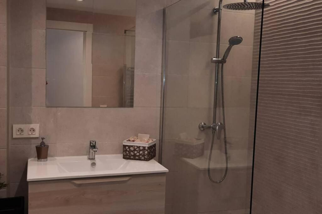 Apartamentos Milan 2 Овиедо Екстериор снимка